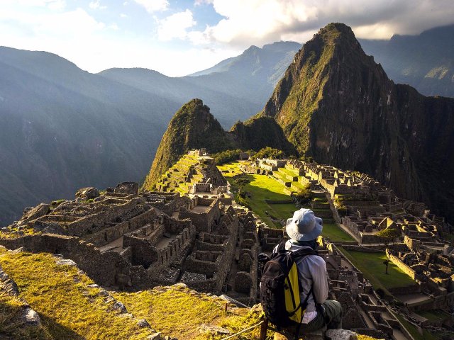 Thành phố cổ Machu Picchu nằm trong dãy Andes thuộc địa phận Peru, bao quanh là những đền đài, bậc thang và kênh dẫn nước được xây trên đỉnh núi.